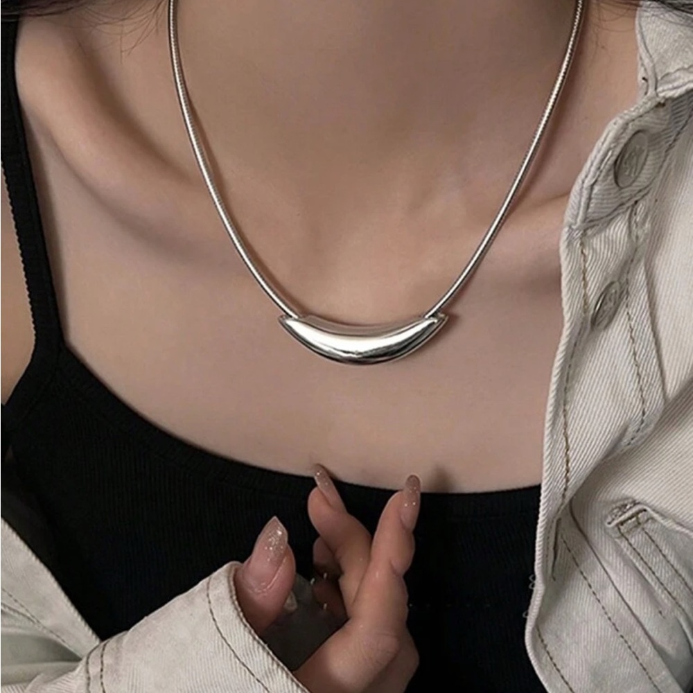 Minimalist Silver Crescent Pendant Necklace - Women's Jewelry